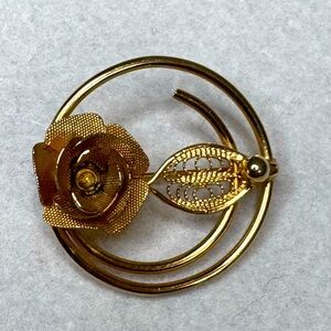 Sarah Coventry signed gold tone filagree pin flower brooch costume jewelry